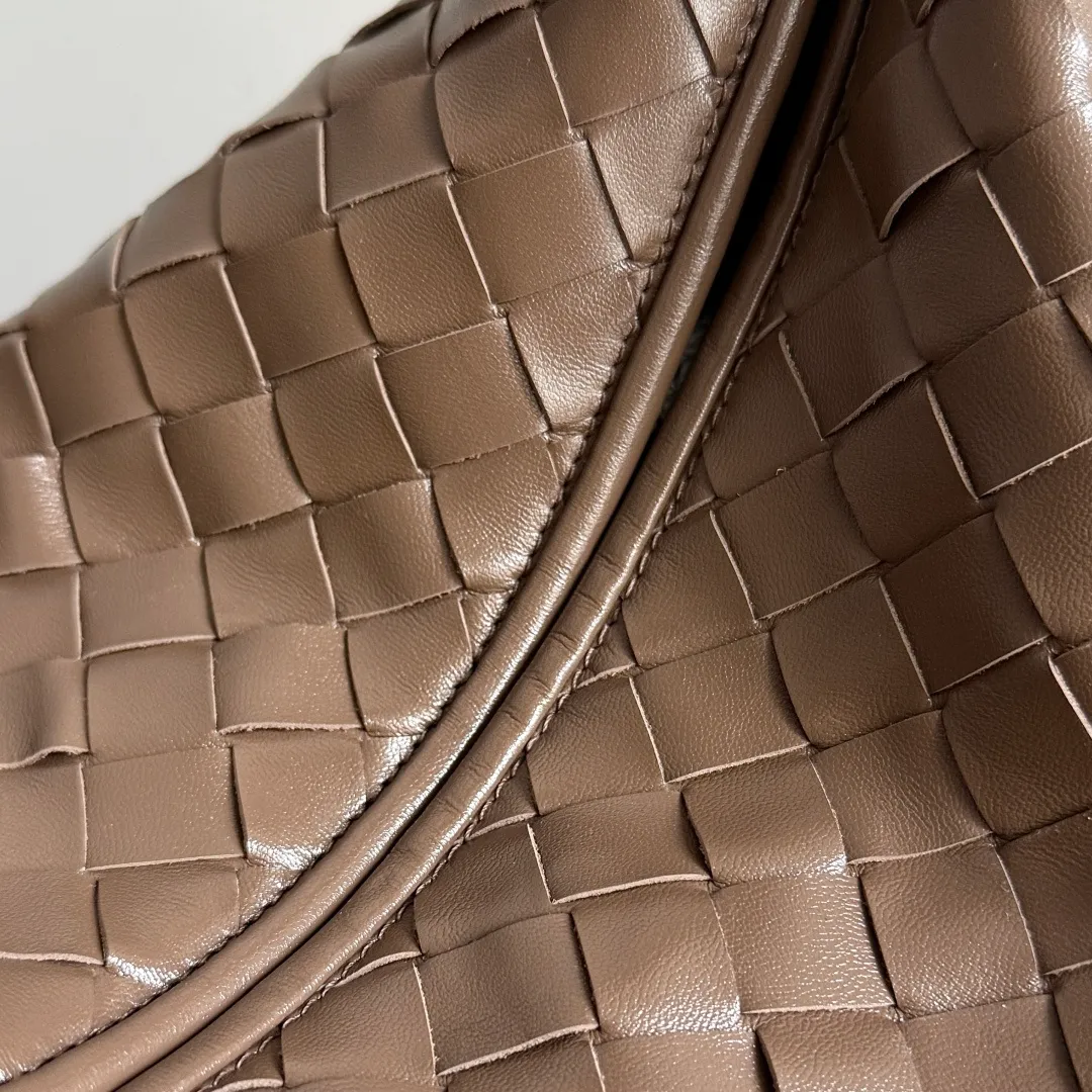 Batch 1960 It seems that this bag from BV has been popular recently ~ The new Hop is really not too beautiful. The whole bag has no seams. The bag body and handles are made of one piece of leather. It reflects the style and essence of Bottega Veneta. It truly represents craftsmanship and creativity. The large size has a very loose and lazy upper body. Big bag lovers will definitely not regret buying it. Style number: 796262 Size: 46*21*10cm